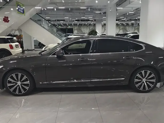2022 Volvo S90