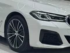 2021 BMW 5 Series 5 530Li xDrive M, белый — фото 10