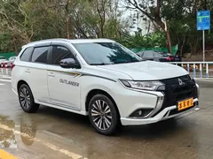 2020 Mitsubishi Outlander 2.0L 2WD 7, белый — фото 3