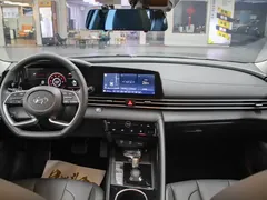 2022 Hyundai Elantra 1.5L CVT LUX Premium, белый — фото 4