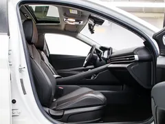 2022 Hyundai Elantra 1.5L CVT LUX Premium, белый — фото 13