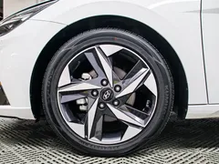 2022 Hyundai Elantra 1.5L CVT LUX Premium, белый — фото 17