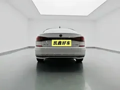2022 Volkswagen Passat 430PHEV Luxury, белый — фото 5