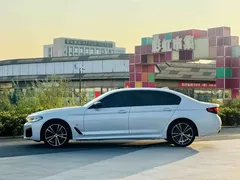 2023 BMW 5 Series 530Li Leading M Sport Package, белый — фото 3