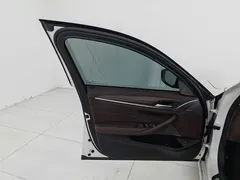 2022 BMW 5 Series 5 530Li, белый — фото 17