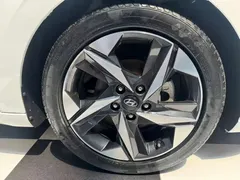2022 Hyundai Elantra 1.5L CVT LUX Premium, белый — фото 5