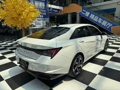 2022 Hyundai Elantra 1.5L CVT LUX Premium, белый — фото 7