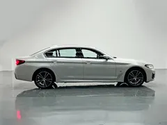 2023 BMW 5 Series 5 530Li M, белый — фото 7