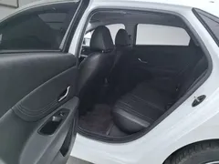 2022 Hyundai Elantra 1.5L CVT LUX Premium, белый — фото 8
