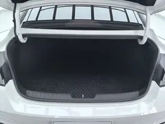 2022 Hyundai Elantra 1.5L CVT LUX Premium, белый — фото 17