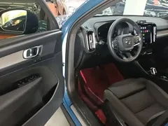 2023 Volvo XC40 Luxury, синий — фото 16