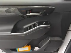 2021 Toyota Crown Kluger 2.5L HEV 4WD Luxury, белый — фото 7