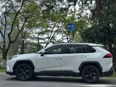 2021 Toyota RAV4 Hybrid 2.5L E-CVT 4WD PLUS, белый — фото 4