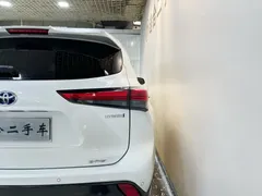 2022 Toyota Crown Kluger 2.5L HEV 4WD Premium, белый — фото 8
