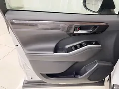 2022 Toyota Crown Kluger 2.5L HEV 4WD Premium, белый — фото 14