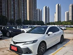2021 Toyota Camry 2.5G Luxury, белый — фото 1