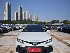 2021 Toyota Camry 2.5G Luxury, белый — фото 2