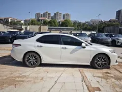 2021 Toyota Camry 2.5G Luxury, белый — фото 4