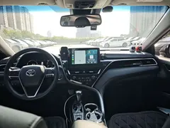 2021 Toyota Camry 2.5G Luxury, белый — фото 6