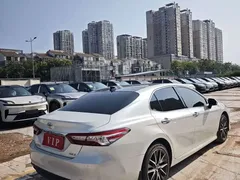 2021 Toyota Camry 2.5G Luxury, белый — фото 9