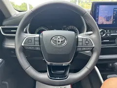 2022 Toyota Highlander Hybrid 2.5L 4WD Premium 7-seat, белый — фото 9
