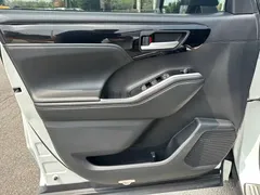 2022 Toyota Highlander Hybrid 2.5L 4WD Premium 7-seat, белый — фото 14