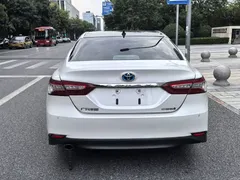 2021 Toyota Camry Hybrid 2.5HG Luxury, белый — фото 4
