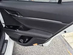 2021 Toyota Camry Hybrid 2.5HG Luxury, белый — фото 12