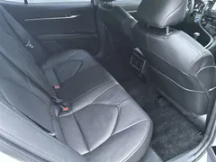2021 Toyota Camry Hybrid 2.5HG Luxury, белый — фото 13