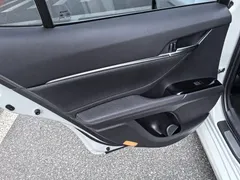 2021 Toyota Camry Hybrid 2.5HG Luxury, белый — фото 17