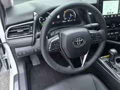 2021 Toyota Camry Hybrid 2.5HG Luxury, белый — фото 18