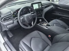 2021 Toyota Camry Hybrid 2.5HG Luxury, белый — фото 19
