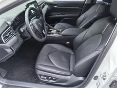 2021 Toyota Camry Hybrid 2.5HG Luxury, белый — фото 21