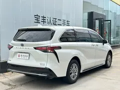 2021 Toyota Sienna 2.5L Hybrid Premium, белый — фото 11