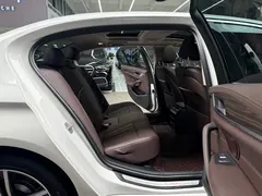 2022 BMW 5 Series 535Le, белый — фото 17