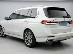 2023 BMW X7 xDrive40i Luxury Package, белый — фото 9