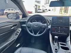 2022 Toyota Avalon Hybrid 2.5L Luxury, чёрный — фото 10