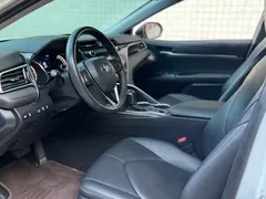 2021 Toyota Camry 2.5G Luxury, белый — фото 4