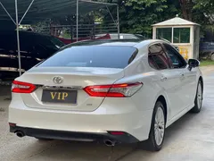 2021 Toyota Camry 2.5G Luxury, белый — фото 7