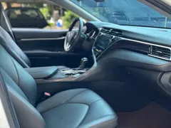 2021 Toyota Camry 2.5G Luxury, белый — фото 14