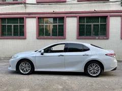 2021 Toyota Camry 2.5G Luxury, белый — фото 16