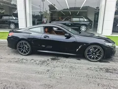 2022 BMW 8 Series 840i M, чёрный — фото 2