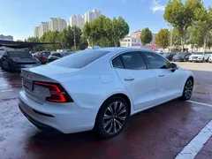 2023 Volvo S60 T8 PHEV 4WD Long Range Luxury, белый — фото 6