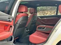 2022 BMW 5 Series 5 530Li M, белый — фото 6