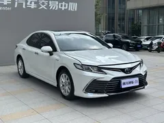 2023 Toyota Camry Hybrid 2.5HGVP Advanced, белый — фото 3