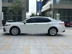 2023 Toyota Camry Hybrid 2.5HGVP Advanced, белый — фото 4