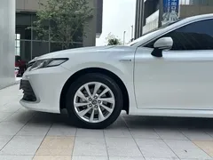 2023 Toyota Camry Hybrid 2.5HGVP Advanced, белый — фото 23