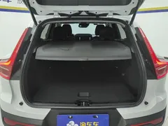 2021 Volvo XC40 T4 4WD Luxury, белый — фото 4