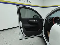 2021 Volvo XC40 T4 4WD Luxury, белый — фото 7