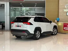 2021 Toyota RAV4 2.0L CVT 2WD Fashion, белый — фото 2